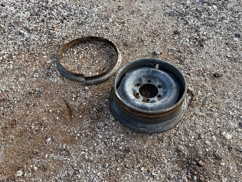 1 X 75 SERIES LANDCRUISER RIM. 6 stud split rim. Located Quambone, NSW