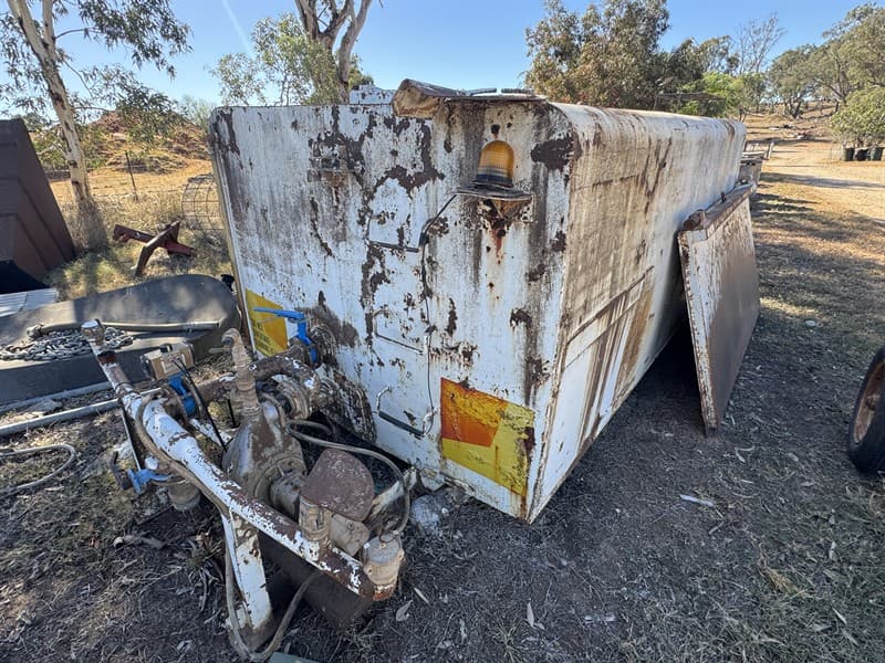 11,000L SLIP ON WATER CART. Vendor advises tank is in working order. (can go with Volvo FL10 also in sale). Located Maryvale, NSW (Geurie)