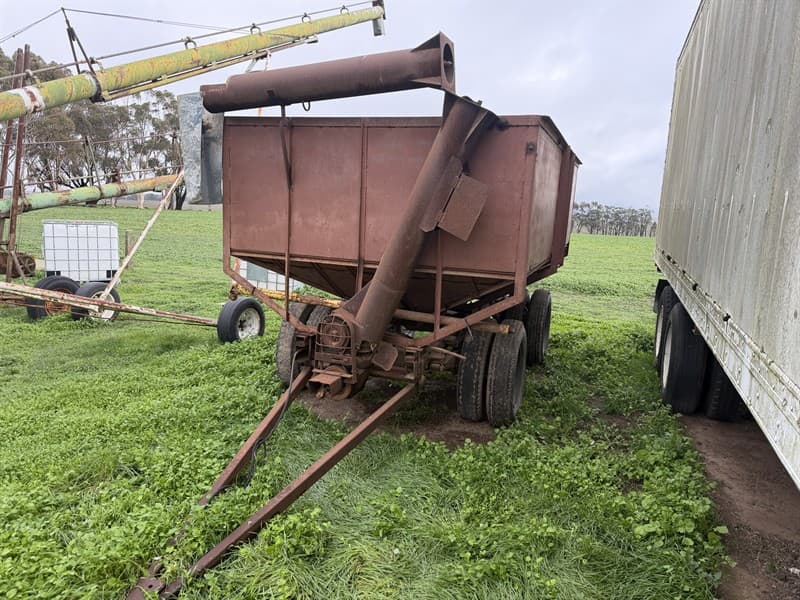 CUSTOM MADE grain bin PTO 540 driven auger, made fron 2 x austin truck chassis with diffs and spring pack, has been shedded until recently, …