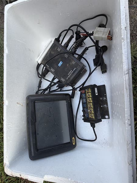 TOPCON X20 GPS control module removed from spray unit, 1 x screen (S/N: AGA4284130533) 1 x KEE TECHNOLOGIES control box (S/N: 040368) 1 x ra…