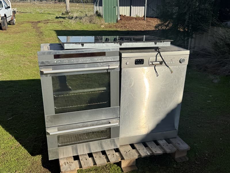 OVEN, DISHWASHER & ELECTRIC COOKTOP. All units were operational when last used. Includes electric cooktop, oven and dishwasher. Located Mogr…