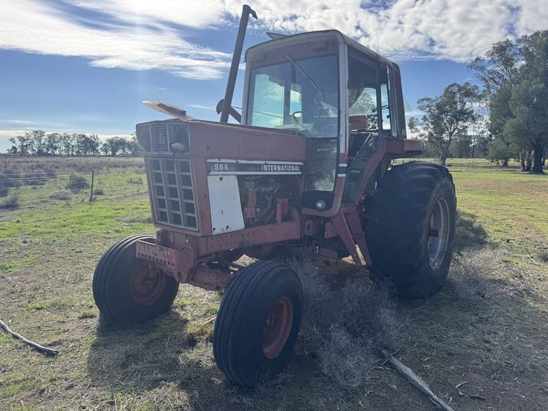 INTERNATIONAL 986. Non-runner. Was running when parked approximately 10 years ago. Problems with transmission. Fuel cap missing. Located Mog…