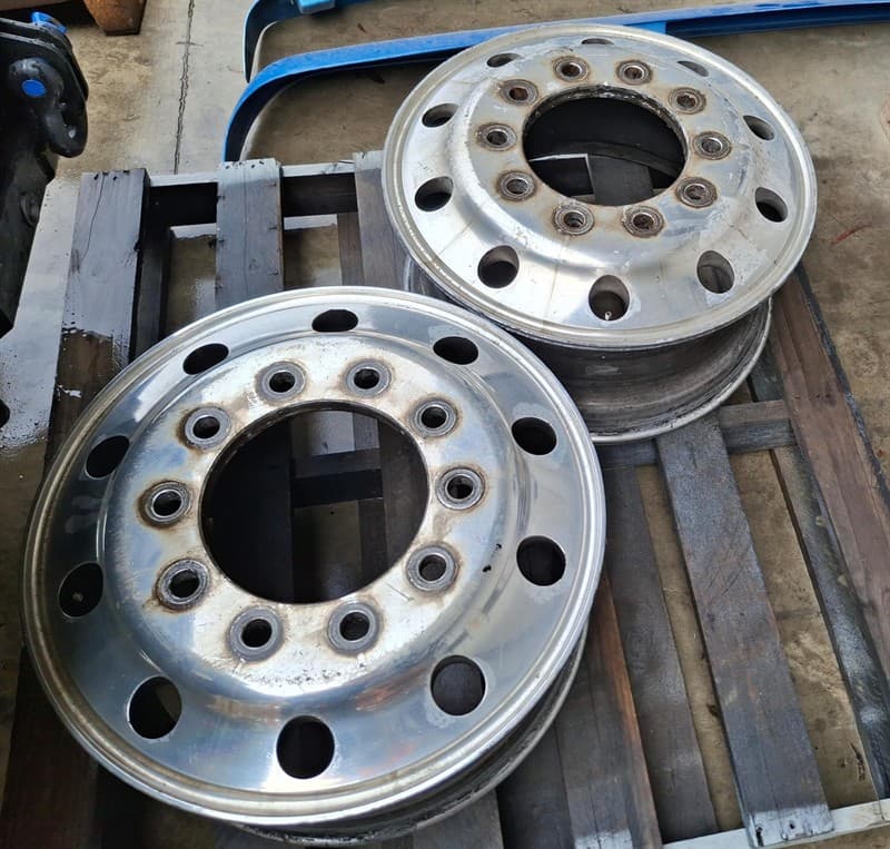 Alcoa Durabrite Steer Rims, American Stud Pattern - Pair. Please pick up within 2 weeks of Auction finishing. Located Orange, NSW
