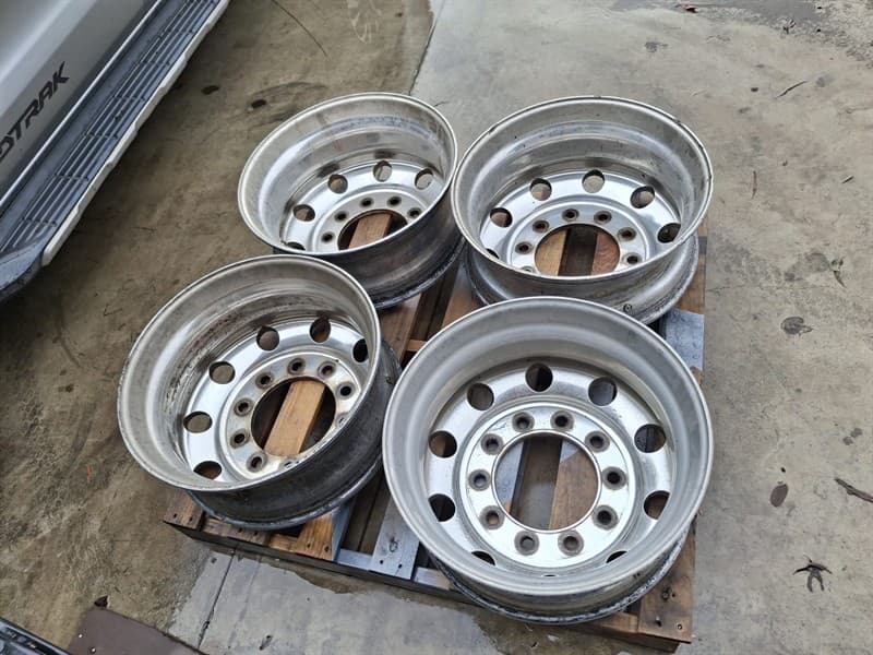 Alcoa Durabrite Steer Rims, American Stud Pattern - set of 4. Please pick up within 2 weeks of Auction finishing. Located Orange, NSW