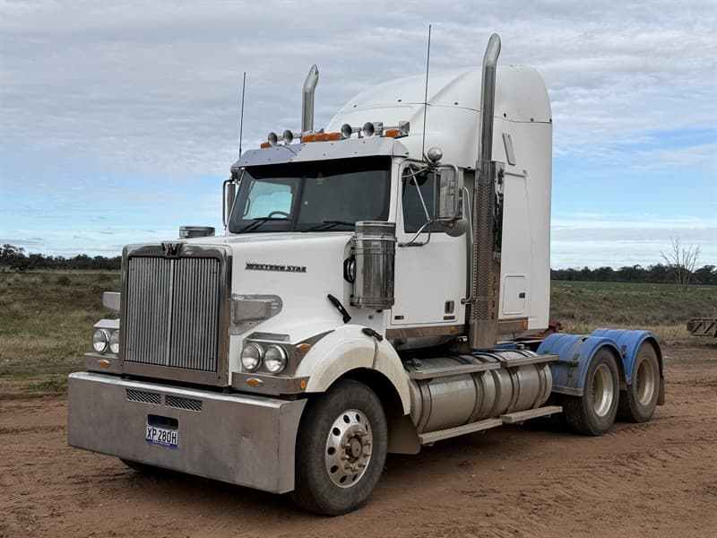 2015 4800 FXB Western Star. VIN:5KKJBEDR6FPGC1812.GVM: 27400kg GCM 90500kg. Engine DD15 at 560hp, 18 speed road ranger gear box, Meritor 46-…