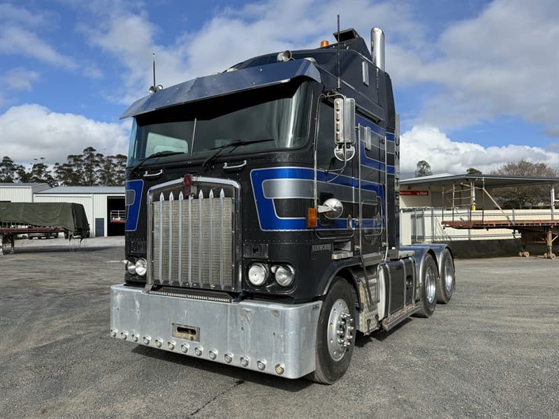 2004 KENWORTH K104 VIN. 6F50000004A426331. Auto greaser. Jost fixed greasy turntable. Airglide suspension. 10 stud rims. FUPS Texas bar. New…