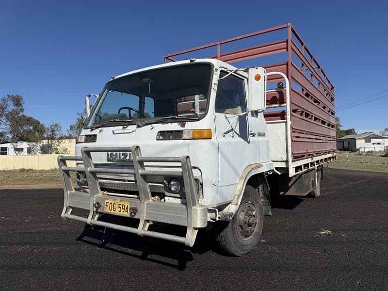 1978 ISUZU + STOCK CRATE 9000. VIN 3305703. 5.4 metre tray and crate. Brakes will need bleeding. Located Quambone, NSW