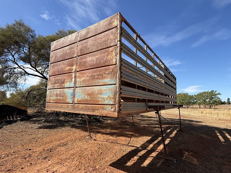CUSTOM 2 X 1 LIVESTOCK CRATE. 7.5 metre long x 2470mm wide. Sheep decks were replaced with F27 marine ply 3 years ago. Suits Ford Louisville…