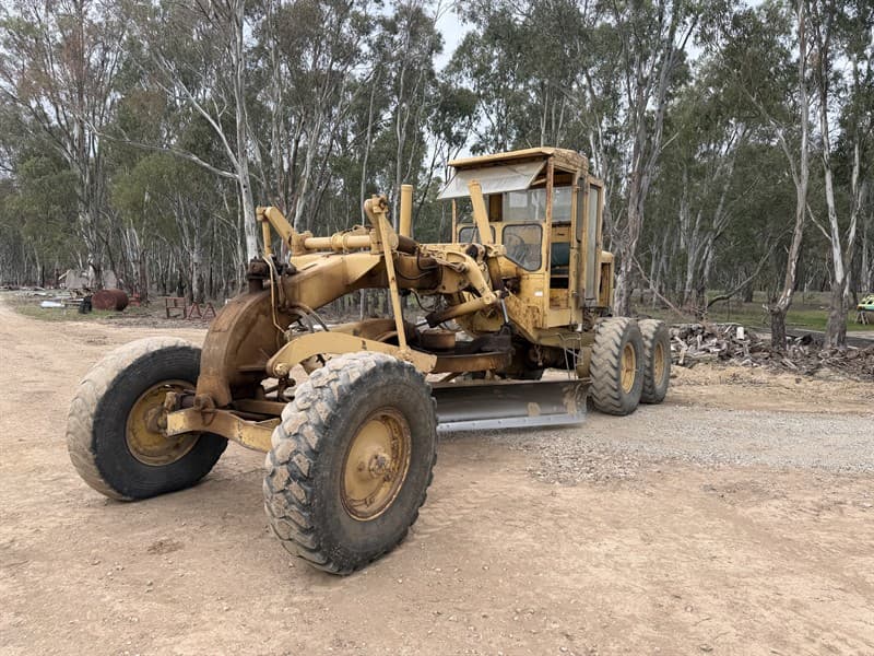 CIRCA 1960'S STEELWELD GRADER S/N:7A1035 CUMMINS DIESEL ENGINE, hydraulic blade and front mount rippers. Vendor states bearings in gearbox h…