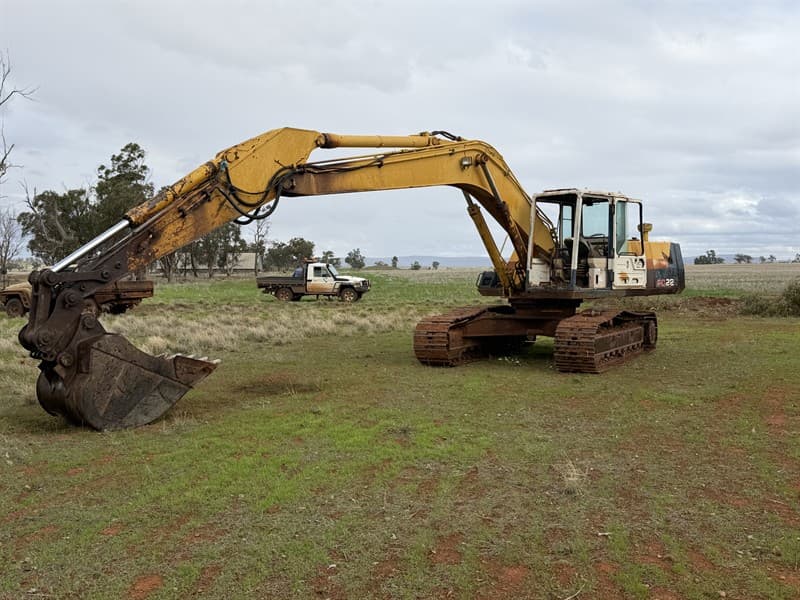 CICRA1994 KOMATSU PC220-5 S/N: 36719. Hour meter not legible, track condition worn, 6-cylinder diesel engine 2 x 1.2m (1 very worn no GET) G…