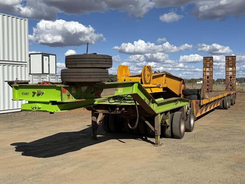 1995 DRAKE 2 X 8 DOLLY + 1983 DRAKE 4 X 8 FLOAT. Dolly VIN. 6H9T23000S2AV5056. New skid plate. 2 position king pin. New Holland 90mm turntab…