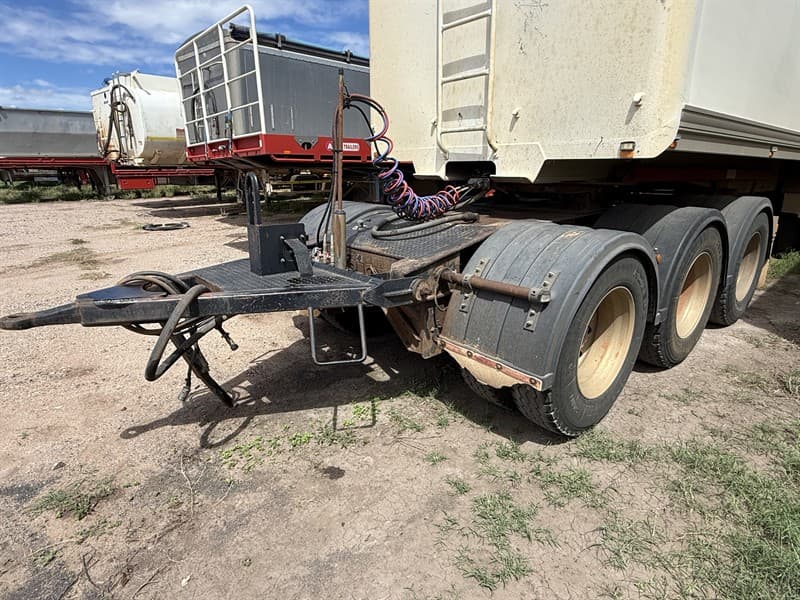 2000 STOODLEY TRI DOLLY. VIN 6G9T23000Y2AF3008. Air bag suspension. Digital bluetooth scales. 10 stud rims. 3.45 metres from pin to pin. Hol…