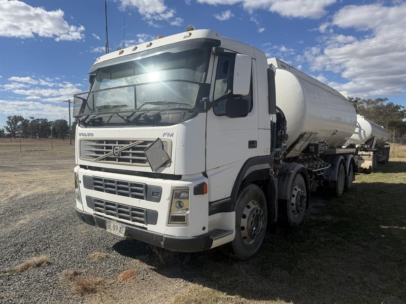 2006 VOLVO FM-11 twin steer, VIN: YV5JS02G66D128620 Automatic transmission GCM:70000kg. GVM:34000kg. Engine: 9053hrs Engine: D13021248 @ 440…
