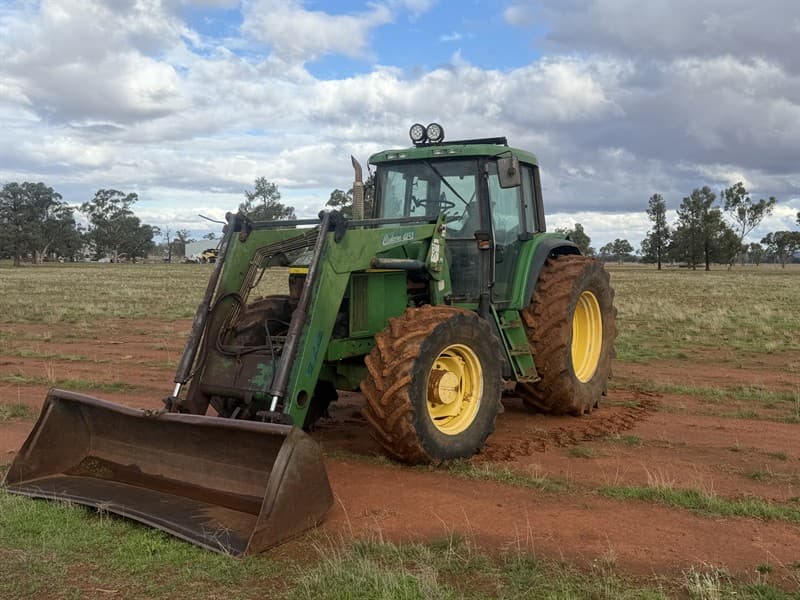 CIRCA 2000 John Deere FEL PIN:L0691DV293999. Hour meter showing 2486.7. Vendor states tractor has approxiamtly 9000hrs. planetries were refu…