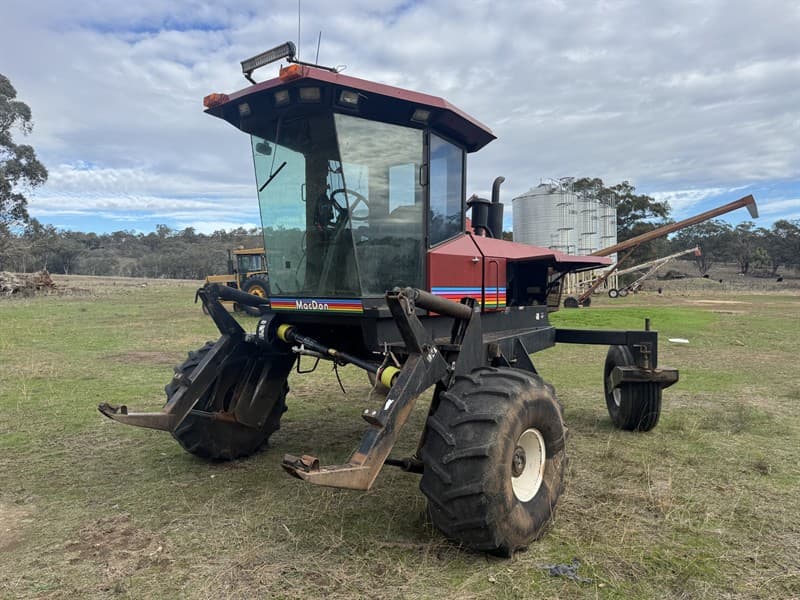 1998 MACDON 9300 WINDROWER Serial No: 120759 + 25ft Case draper front + Custom carrier for Prime mover. 7177.5 hours. 4-cylinder Cummins tur…