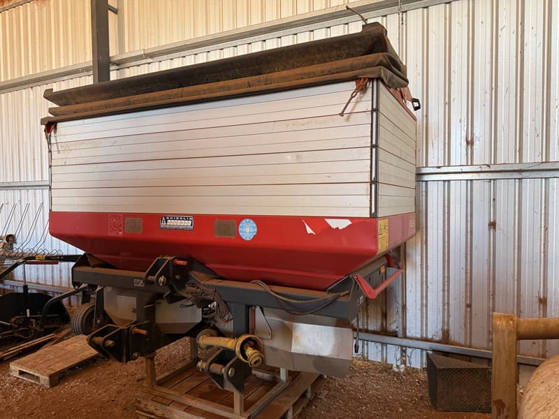 VICON RO-XL 4 tonne 3PL super spreader, pto drive, hydraulic shute operation, 36m spread. Good condition working spreader. Located Hillston …