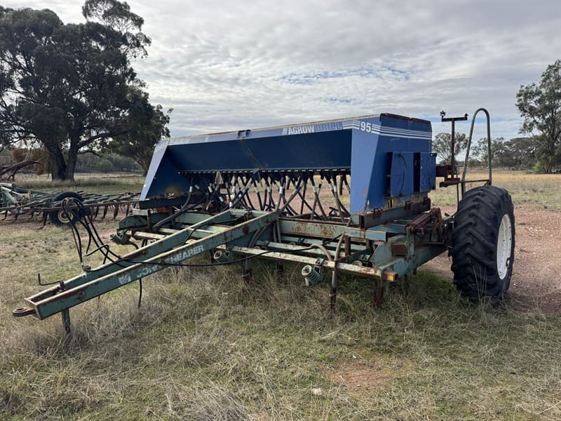 JOHN SHEARER TRASH FLOW SEEDER. 620 tines over 6 rows on 9-inch spacing. Fitted with double spring tines throughout, Agro drill box and Klin…
