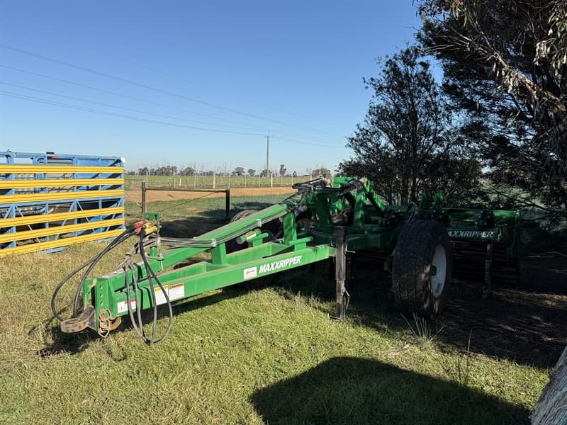 K-LINE 3232TMAXXRIPPER S/N: CWR3235TKLA002610. 7 tyne ripper, shanks have wear package, fitted with hydraulic operated rear crumble bar. Ven…