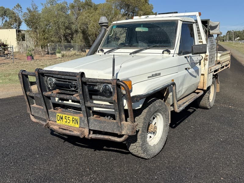 1998 TOYOTA LANDCRUISER 70 SERIES. VIN: JT731PJ7508548184. Registered to August 2026. 4.2 litre straight 6 engine. Bull bar. Tow bar. Air co…