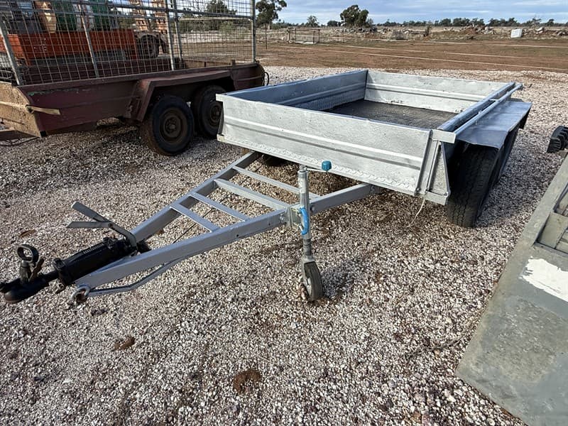 8X5 BOX TRAILER. No VIN. Bogie axle. Located Quambone, NSW