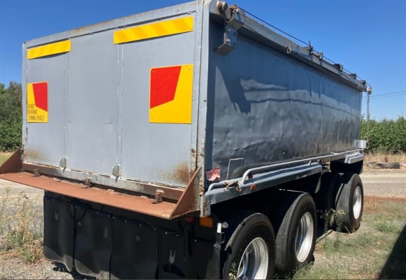 Used 1988 Basset Tipper dog trailer, Tri Axle, Steel body, Retractable tarp, Spring suspension, Air operated tail gate, Vin number: R06TP005…
