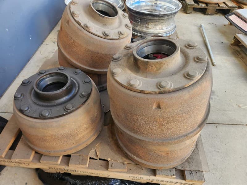 335 PCD Trailer Drums and Hubs suit GP Axle Drums near new. Located Orange, NSW