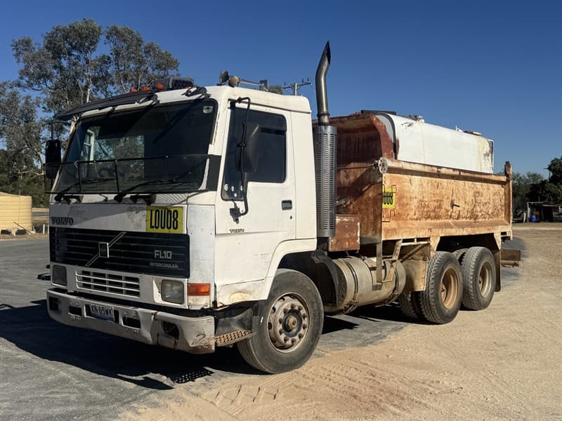 1994 VOLVO FL10. VIN: YV5F2CCDORD562113. GVM: 26TON. Genuine kilometres. Good tyres, Tipper back. 6-speed gearbox. Runs and Drives (the wate…