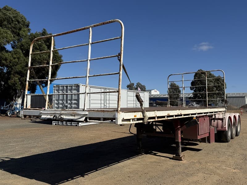 2001 HAULMARK FLAT TOP A TRAILER. VIN. 6B9259600YAAC2604. York axles on air with spider rims. Flat deck is at 7.4m with 6m container pins, 5…