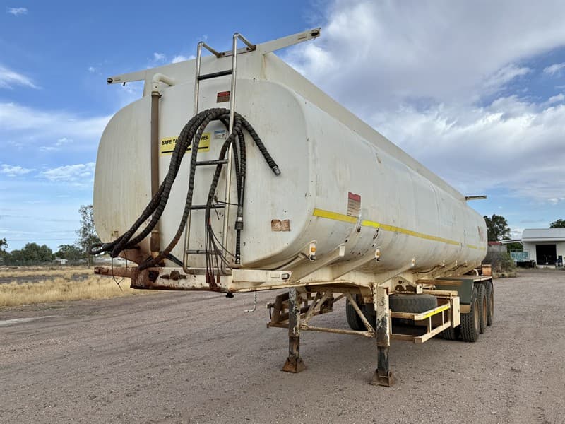 2014 STONESTAR WATER TANKER. VIN LJT93VGG4D0011154. Full rear spray kit including dribble bar. Road train lead. 33,000 litre capacity. Locat…
