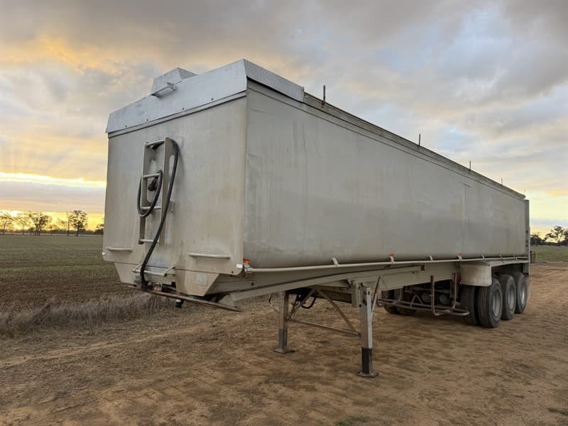 1984 JAMOR TOA TRAILER VIN:146084 Alloy body 34'L x 5'6"H, Over all length 34'7'' (10.6m) Pin to front 0.5m, GP axles on spring suspension, …