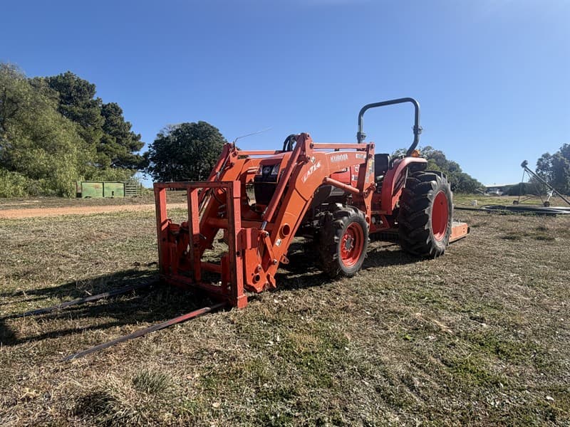 CIRCA 2015 Kubota L4600HD Tractor with FEL Tractor Model S/N: 60401 Engine: 46 HP diesel engine Engine S/N: 7DR2000 Features, Fitted with RO…