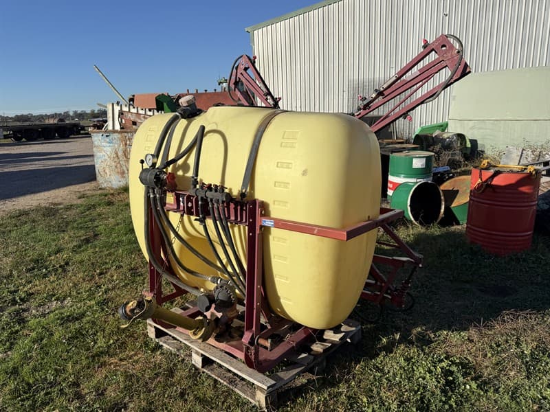 HARDI 3PL 9M Boom Spray, S/N: 0007008296. 850L capacity, boom width approx 9m, 3pl mount, 540 pto driven, spot spray on reel, manual folding…