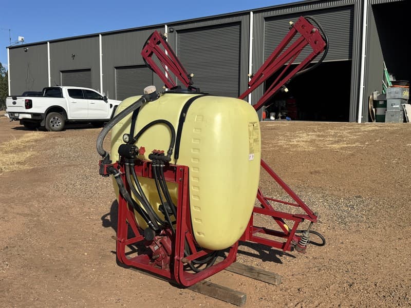 8m HARDI NK600 BOOM SPRAY. Very little use and always stored in the shed, presenting in tidy condition with no stains. Approx 8m. Worked per…