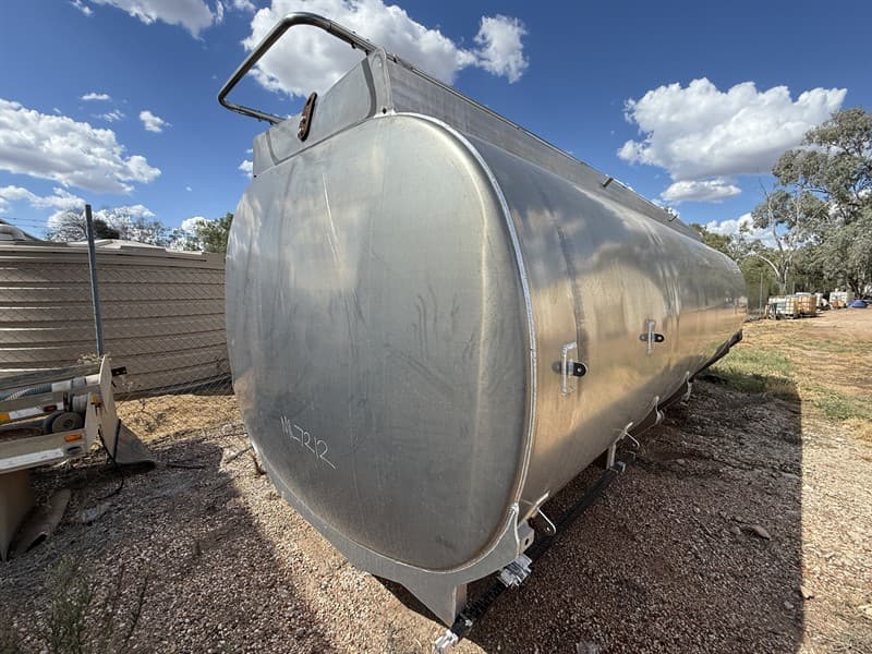 UNUSED ALUMINIUM TANKER BODY. SFL of approx. 27,000 litres. 4 x compartments. Dipsticks. Measuring 6 metres at the base and 6.2 metres from …