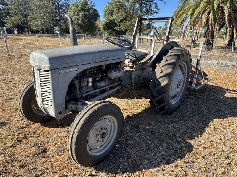 FERGUSON TE20. Suspected original engine. Tyres in good condition. Runs and works. Slasher included (working condition but requires rebuild)…