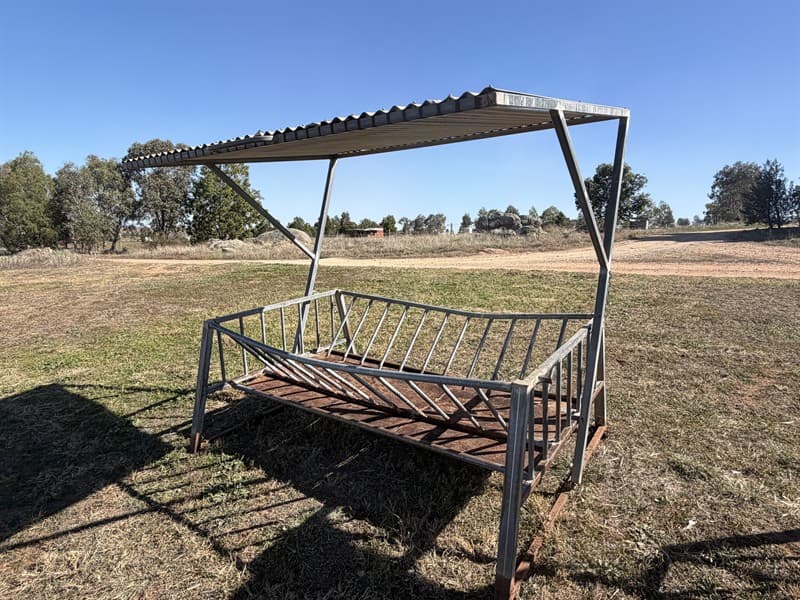 Proway galvanized hay feeder. Used condition, frame keeps bales approxiamtely 500mm off ground , sheeted self draining floor design. Swing a…