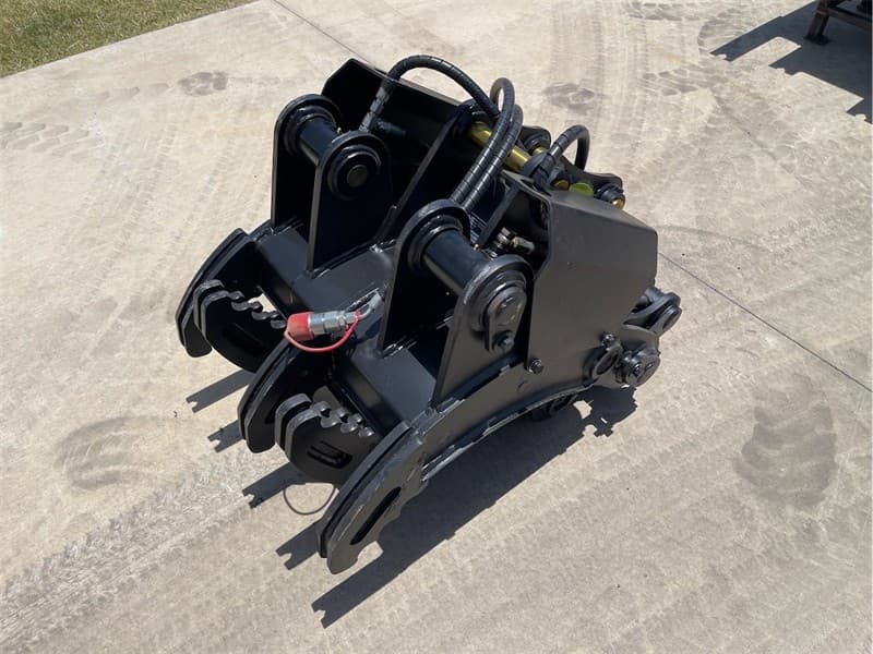 Unused Dual Ram Hydraulic Grapple Attachment to Suit 3T Excavators, Pin Diameter: 40mm, Centre to Centre: 200mm, Between the ears: 145mm, Sh…