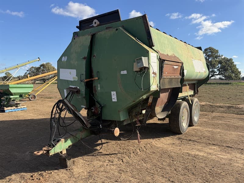 2008 Keenan Klassic 200 feed mixer. E22000 scales. PTO drive and hydraulic operation, bogie spring suspension. Vendor states scales work, on…