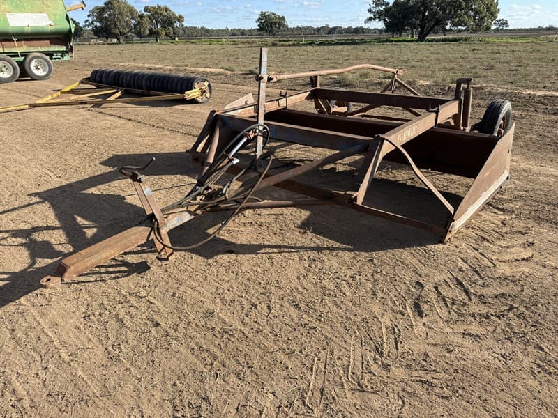 Farmor 10ft hydraulic drag bucket, hydraulic operation, new tyres fitted. Located Hay, NSW.