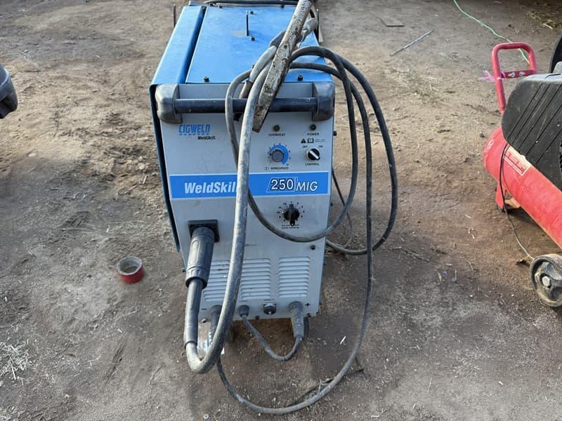 CIGWELD Mig Welder. 240v with Argon gas bottle, 0.9mm wire on trolley. Vendor states working condition. Located Hay, NSW.