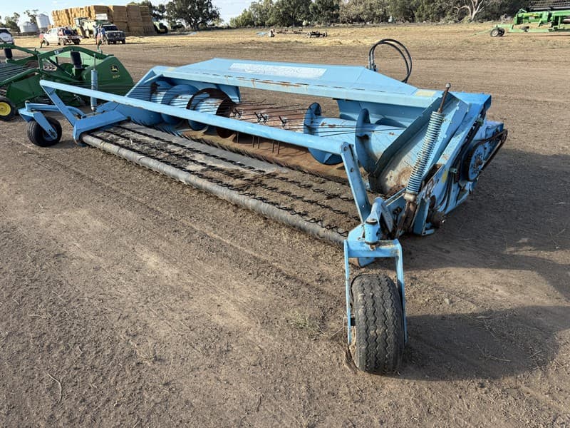 2004 Shelbourne Reynolds Pickup Front, SN: 119434. 15' belt pickup front. One tyre flat and needs slipclutch replacing. no trailer supplied.…