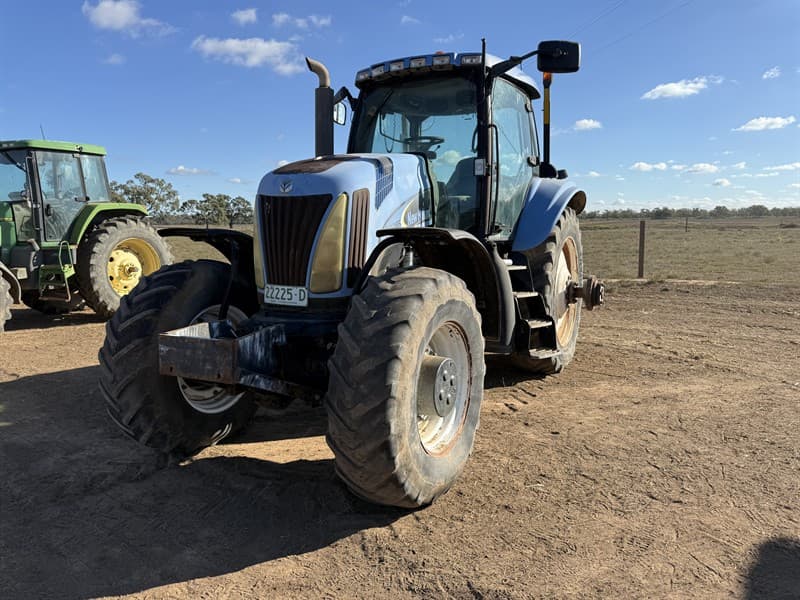 NEW HOLLAND TG285, PIN: JAW128606. Hours: 9948.2, Dual wheels, 540 PTO, 3PL, air conditioning, flashing beacon. hard to start unused for som…