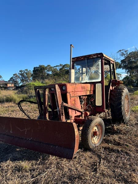 INTERNATIONAL + GRADER BLADE. 2332 hours. Non working condition.