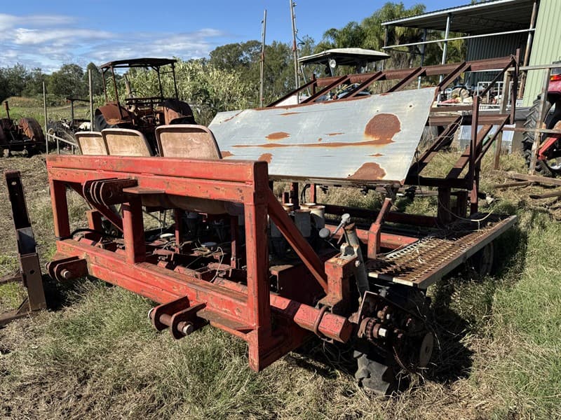 LANNEN 3 ROW PLANTER. Three point linkage hitch. Wet line for spraying. Rack trays.