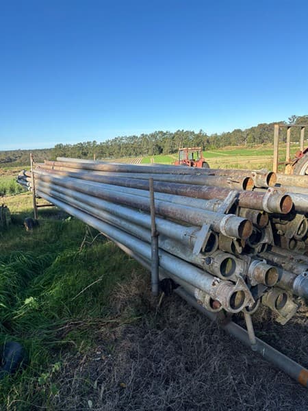 4 INCH ALUMINIUM IRRIGATION PIPES. Approx. 40 lengths at 7 metres and 18 lengths at 9 metres. Trailer included.