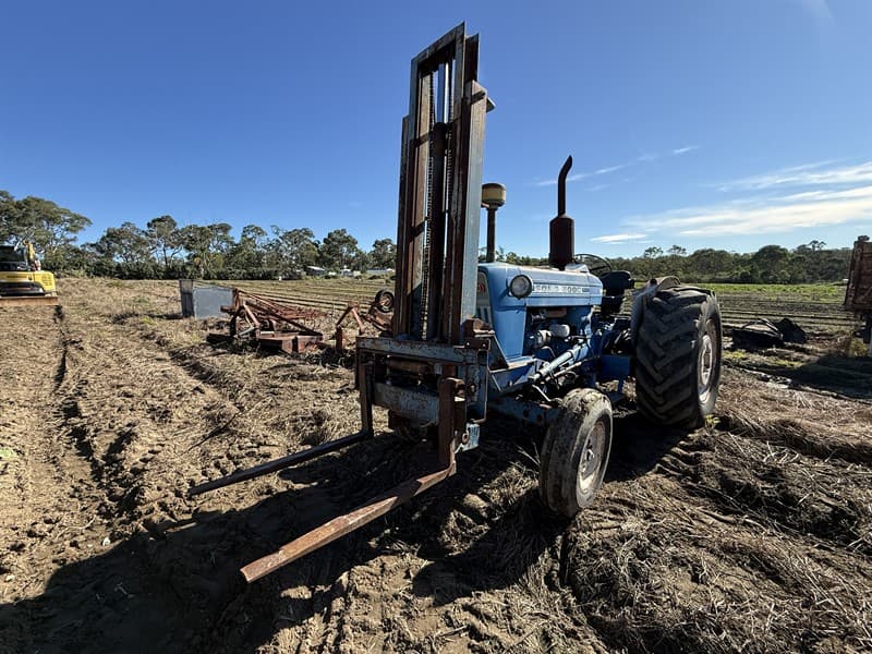 FORD 5000 TRACTOR. Front mount forklift. 65hp. 5744 hours. PTO. Linkage. One hydraulic remote. Working condition.
