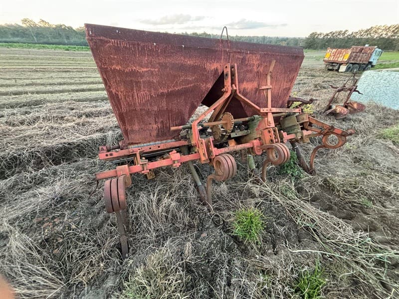 FERTILISER SCARIFIER.