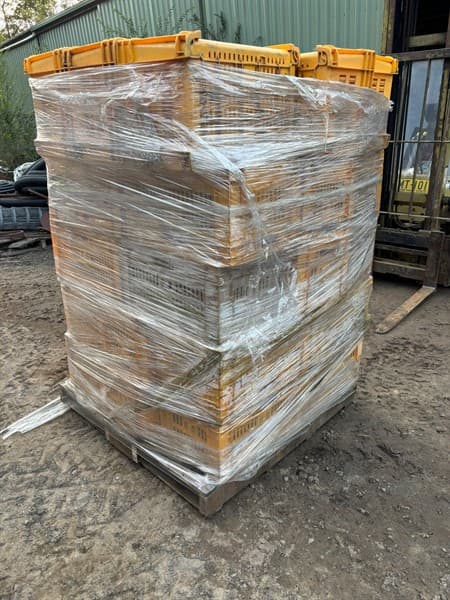 PALLET OF PLASTIC CRATES.
