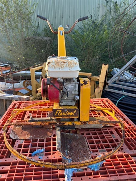 CONCRETE POWER TROWEL.