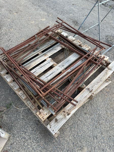 PALLET OF FOLD UP TABLE LEGS